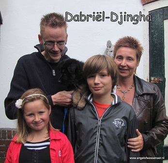 Rien, Petra, Niek en Romy met Dabriël-Djingha